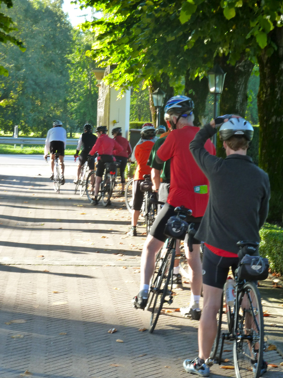 cyclists wine bike tour italy